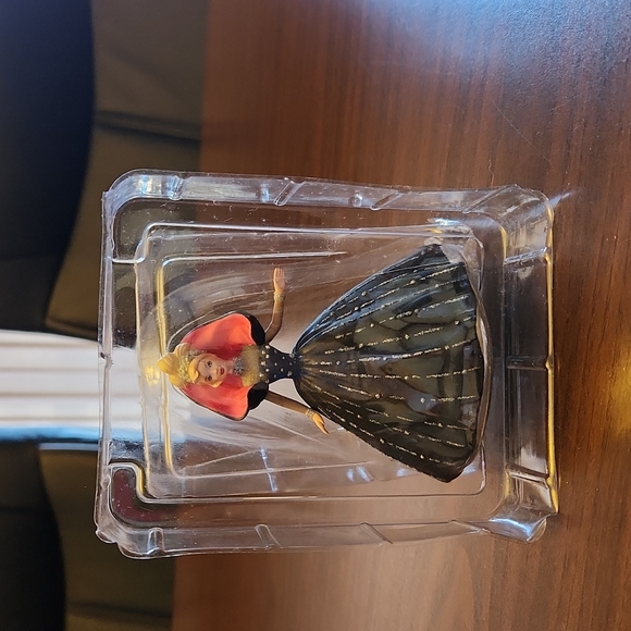 Hallmark Holiday Barbie ornament 1998, in box. - Picture 3 of 6